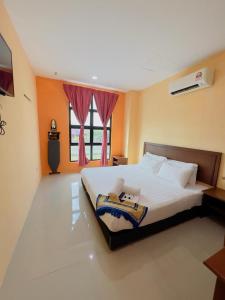 - une chambre avec un grand lit et une fenêtre dans l'établissement Noor Boutique Hotel, à Kuala Perlis