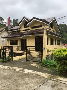 een huis met een hek ervoor bij Baguio Rest House in Baguio
