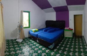 1 dormitorio con 1 cama con techo púrpura en AAL Homestay en Sabong