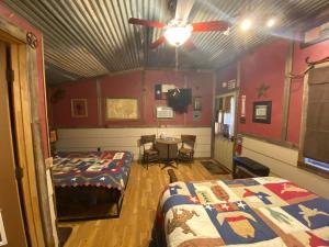 Zimmer mit 2 Betten und einem Tisch in der Unterkunft Acorn Hideaways Canton Cozy Frontier Suite 1890s Cattle & Land Decor in Canton