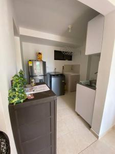 uma pequena cozinha com um balcão e um frigorífico em Hermoso apartamento con vista a la Sierra em Santa Marta