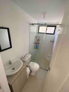 a bathroom with a sink and a toilet and a shower at Hermoso apartamento con vista a la Sierra in Santa Marta
