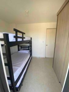 サンタ・マルタにあるHermoso apartamento con vista a la Sierraの小さなお部屋で、二段ベッド2組が備わります。