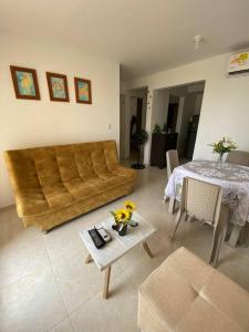 sala de estar con sofá y mesa en Hermoso apartamento con vista a la Sierra, en Santa Marta