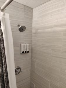 een douche in een badkamer met een douchegordijn bij Roosevelt Inn in Jacksonville