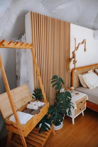 una camera con letto a castello in legno e pianta di Romantic DOME with hot jacuzzi and Jungle view a Klungkung