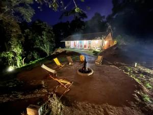 ein Haus mit einem Feuer in der Nacht davor in der Unterkunft Araliya Villa by Ella Nine Peaks in Ella