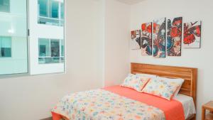 une chambre avec un lit et deux tableaux au mur dans l'établissement Magico Apartamento Frente al Mar 3 Habitaciones PAZ224, à Coveñitas