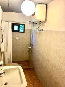 baño con lavabo, aseo y luz en Casa en Atlántida, Barrio Español, Uruguay en Villa Argentina