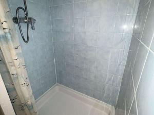 La salle de bains est pourvue d'une douche et d'une baignoire. dans l'établissement Appartement Cap d'Agde, 2 pièces, 6 personnes - FR-1-702-36, au Cap d'Agde