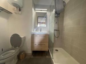 Kúpeľňa v ubytovaní Appartement climatisé 4 pers, proche plage, loggia, parking sécurisé, St-Cyprien - FR-1-225D-157