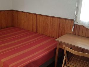 Posteľ alebo postele v izbe v ubytovaní T2 avec Parking, Grande Terrasse, Chambre et Proche Plage - Quartier Môle - FR-1-702-37