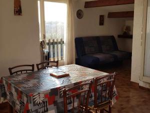 Posedenie v ubytovaní T2 avec Parking, Grande Terrasse, Chambre et Proche Plage - Quartier Môle - FR-1-702-37