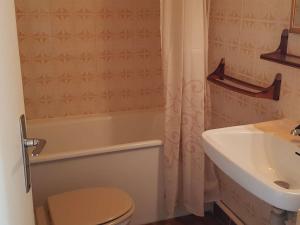 Kúpeľňa v ubytovaní T2 avec Parking, Grande Terrasse, Chambre et Proche Plage - Quartier Môle - FR-1-702-37