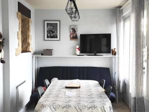 Televízia a/alebo spoločenská miestnosť v ubytovaní Appartement cosy avec parking, plein sud - 3 pièces, 7 Rue Jean Calvet - FR-1-580-84