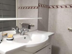 Kúpeľňa v ubytovaní Appartement cosy avec parking, plein sud - 3 pièces, 7 Rue Jean Calvet - FR-1-580-84 + 3 fotografie