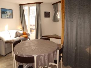 萊索爾的住宿－Studio Les Orres, 1 pièce, 4 personnes - FR-1-322-517，客厅配有桌子和沙发