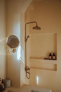 um chuveiro na casa de banho com uma cabeça de chuveiro em Vedya Boutique Hostel em General Luna