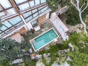 an overhead view of a swimming pool in a garden at Tulum Retreat-3BR Luxury Condo-Private Pool in Tulum