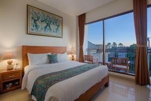 Un dormitorio con una cama grande y un balcón. en My Villa and Resort Canggu, en Canggu 100 fotos más