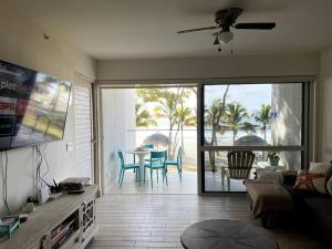 sala de estar con vistas a una mesa y sillas en Playa Caracol, beach happy, en Chame