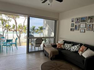 sala de estar con sofá y vistas al océano en Playa Caracol, beach happy, en Chame