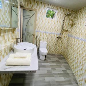 Noya Inn tesisinde bir banyo