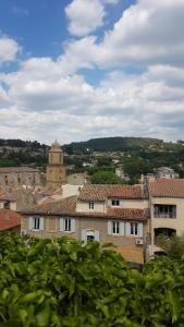 vistas a una ciudad con edificios y una torre en Au pied du Baou, en Saint-Chamas