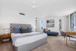 Un dormitorio con una cama tamaño king y un escritorio. en The Garland at Rainbow Bay, en Gold Coast 158 fotos más