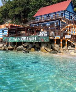 un hotel a orillas de un cuerpo de agua en Perhentian Nemo Chalet, en Islas Perhentian