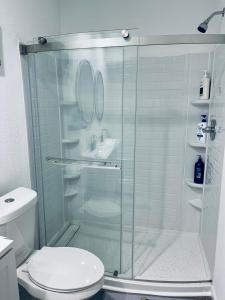 Et badeværelse på Luxury Modern & Cute- Minutes to The White-Sand Beaches