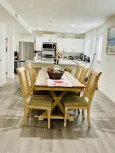 Køkken eller tekøkken på Luxury Modern & Cute- Minutes to The White-Sand Beaches