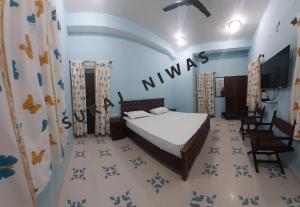 1 dormitorio con 1 cama en una habitación en Suraj Niwas, en Jaipur