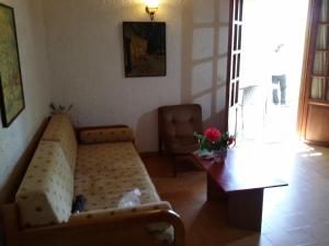 uma sala de estar com um sofá e uma mesa em Amazing Cottage close from the sea - Crete em Palaiochora