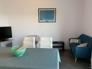 TV a/nebo společenská místnost v ubytování Superbe T3 refait à neuf avec balcon, vue mer et WiFi à Perros-Guirec - FR-1-368-60