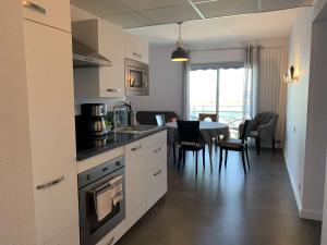 ペロス・ギレックにあるAppartement Perros-Guirec, 3 pièces, 4 personnes - FR-1-368-59のキッチン、ダイニングルーム(テーブル、椅子付)