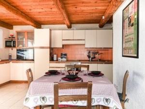 Kuchyň nebo kuchyňský kout v ubytování Charmant 3 pièces à Montgenèvre avec garage et jardin - FR-1-266-208