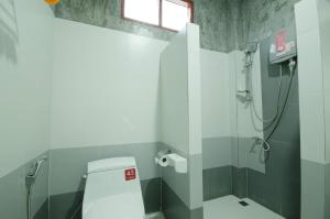 a bathroom with a shower with a toilet and a window at Haadson Resort & Koh Raham in Haad Son