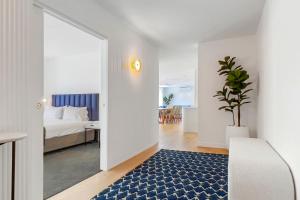una camera da letto con un letto e una pianta in vaso di The Cove Noosa - Apartment 11 a Noosa Heads Altre 11 foto