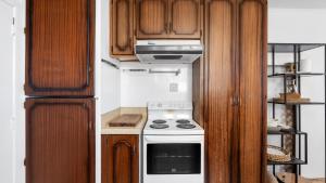 A kitchen or kitchenette at The Links - Mount Maunganui Holiday Home