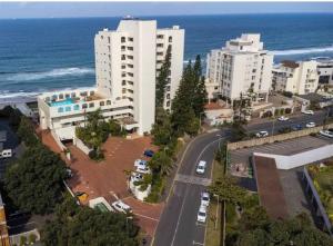 uma vista aérea de uma cidade e do oceano em 601 The Bermudas 3 bedroom beachfront Umhlanga Rocks em Durban