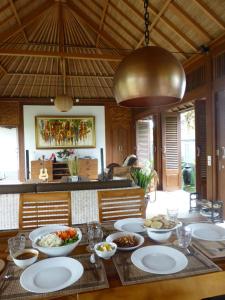 Villa & Farm for 5, near Sidemen w/ Mt. Agung View في Selat: طاولة عليها صحون وأوعية طعام