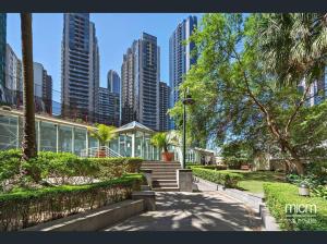 un edificio en una ciudad con edificios altos en RiverView Spacious 3BR2Bath2Car WifiPoolGym Crown, en Melbourne