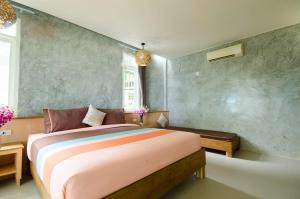 a bedroom with a large bed and a bath tub at Haadson Resort & Koh Raham in Haad Son