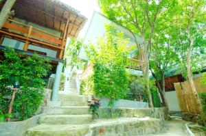 a set of stairs leading up to a house at Haadson Resort & Koh Raham in Haad Son