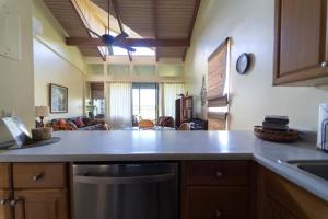 une cuisine avec un comptoir et un salon dans l'établissement Hanalei Condo, à Kahuku
