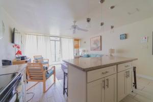 Μια τηλεόραση ή/και κέντρο ψυχαγωγίας στο Heliconia Condo