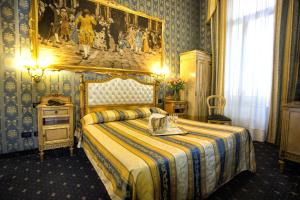 - une chambre avec un lit et une peinture murale dans l'établissement Hotel Noemi, à Venise