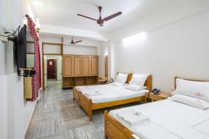 Rúm í herbergi á Sri Aarvee Hotels