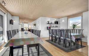 ein Esszimmer mit einem Tisch und Stühlen in der Unterkunft Awesome Home In rsted With Outdoor Swimming Pool in Ørsted
